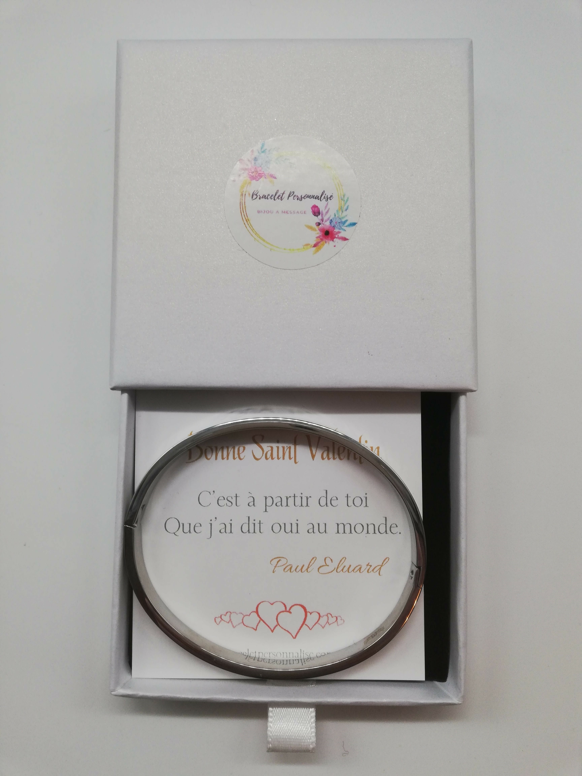 cadeau-pour-femme-st-valentin-bracelet-personnalise-dans-un-ecrin-avec-message-d-amour