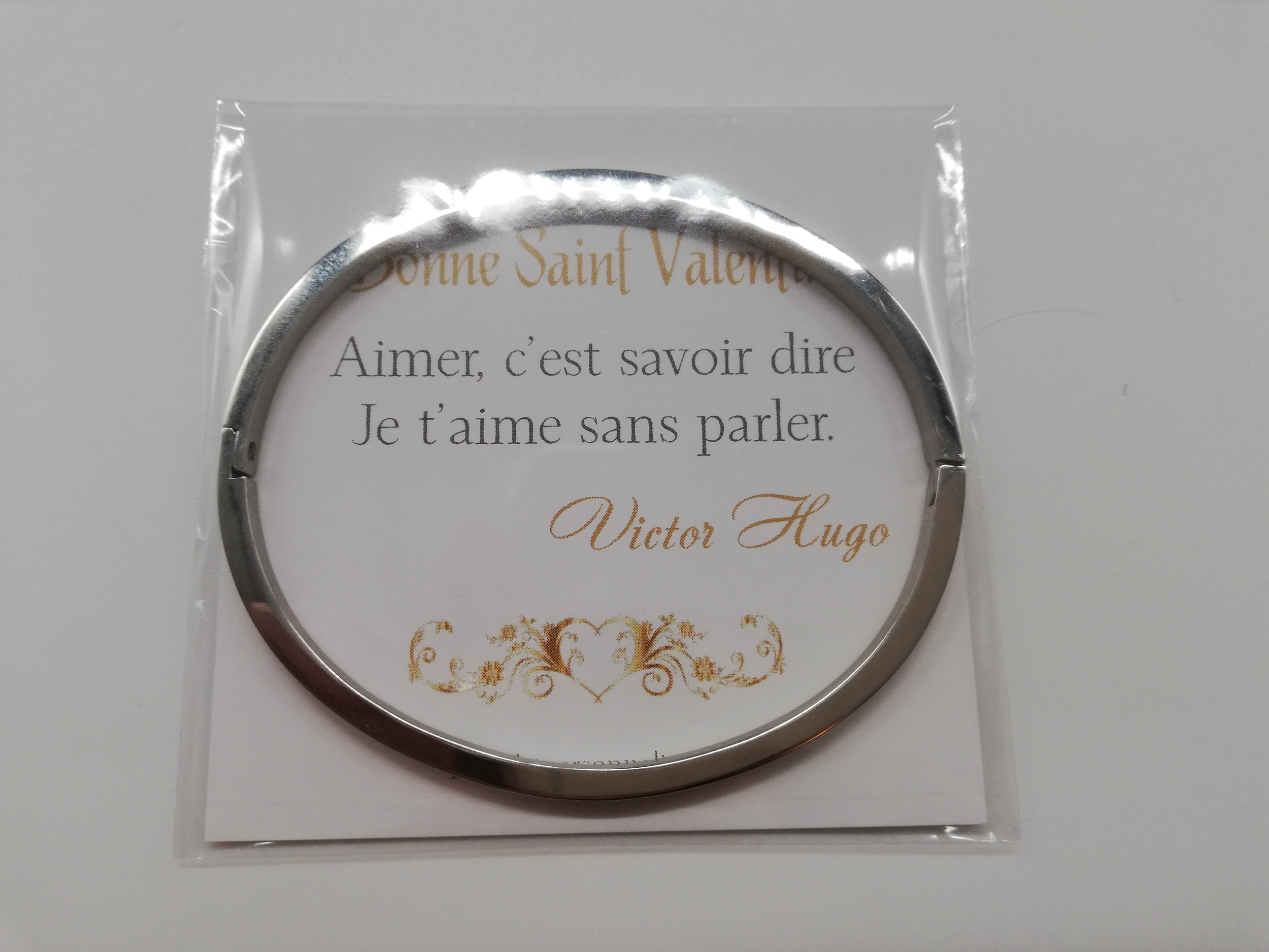 bracelet-jonc-femme-tendance-personnalise-je-t-adore-avec-une-carte-de-saint-valentin