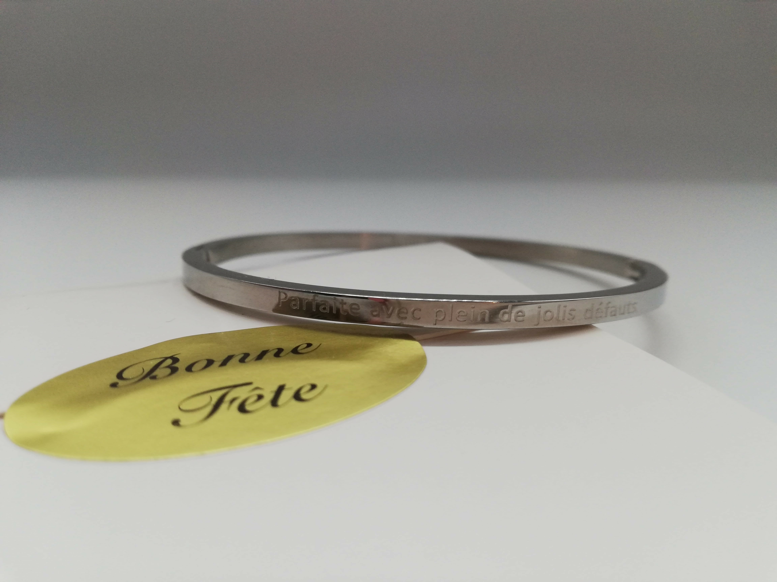 Bracelet pour femme avec gravure Parfaite avec plein de jolis défauts