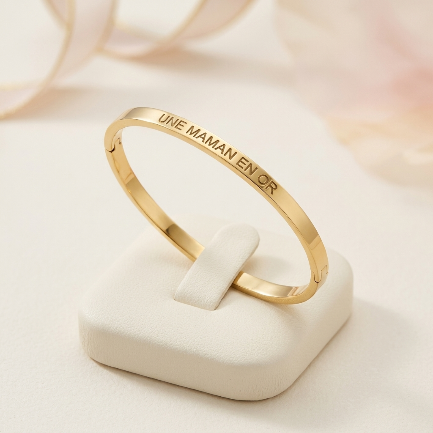 idee-cadeau-60-ans-maman-bracelet personnalise-une-maman-en-or