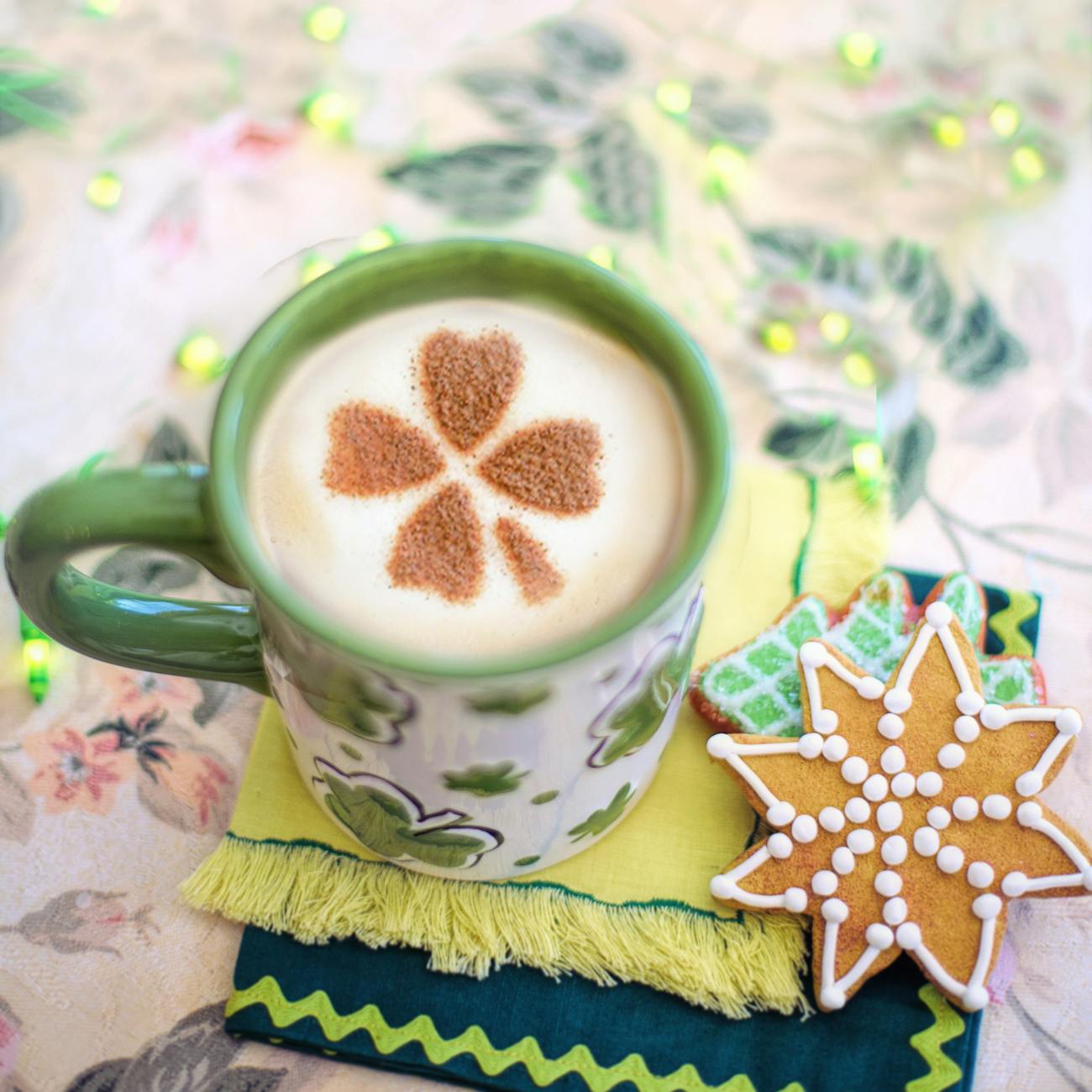 tasse en ceramique verte avec liquide blanc et marron