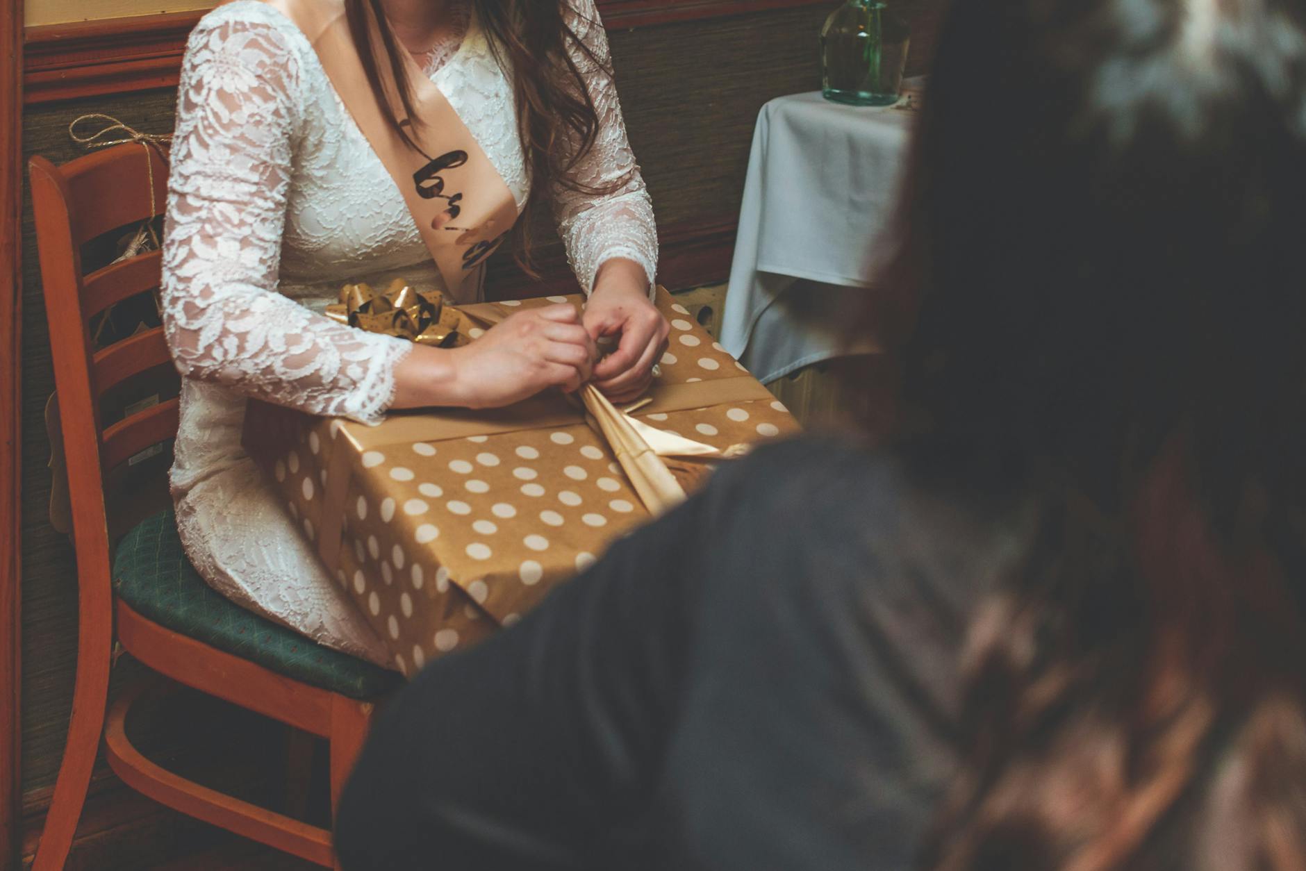 femme seance sur chaise tenue cadeau