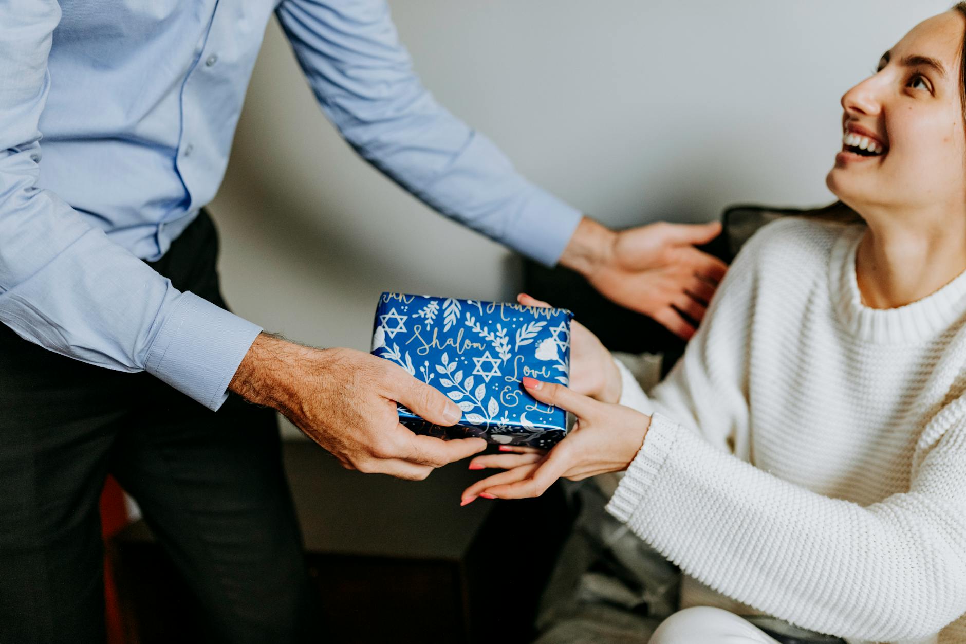 photo de personne remettant un cadeau a une femme