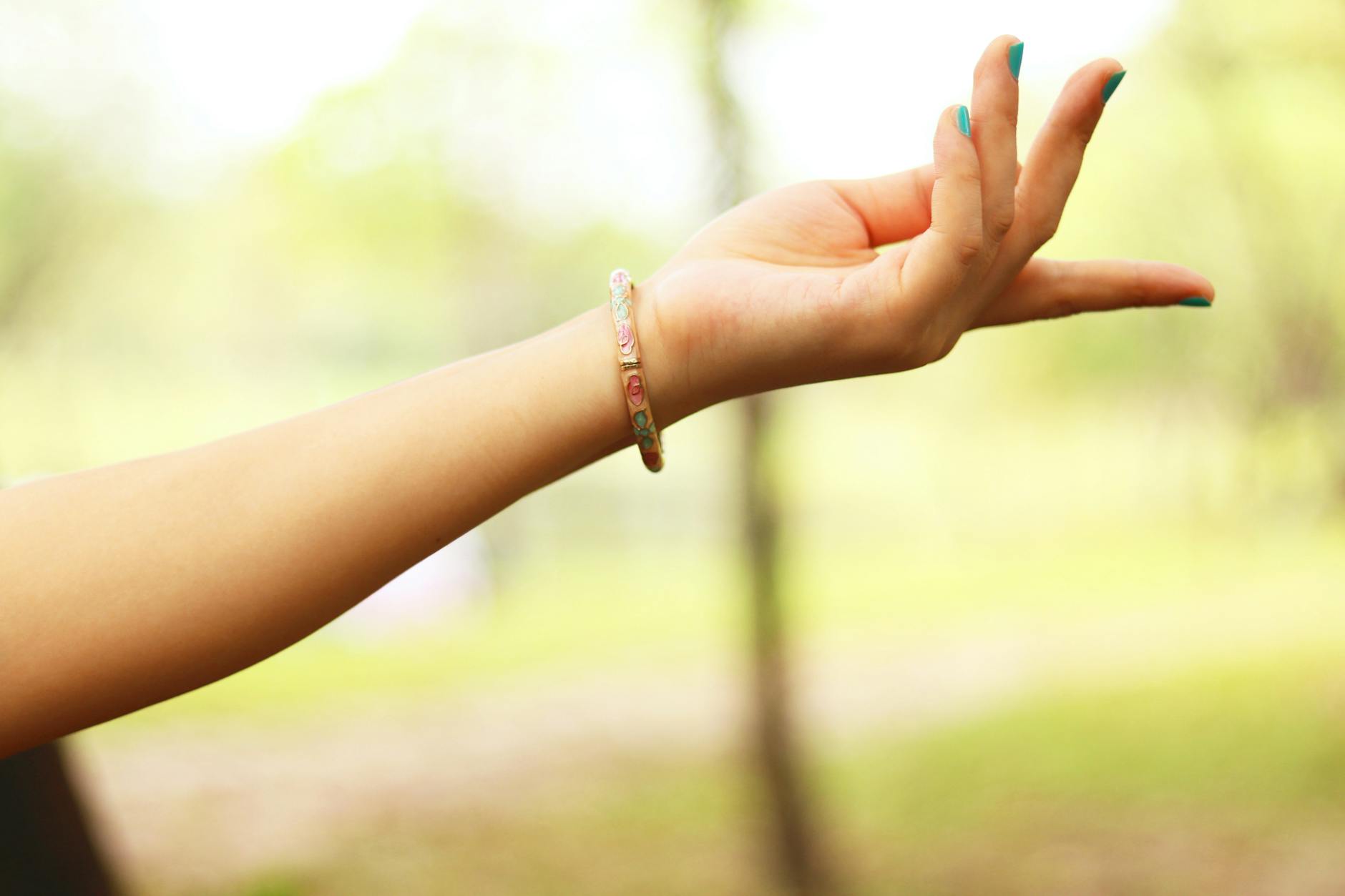 photographie en gros plan de la main gauche de la fille portant un bracelet