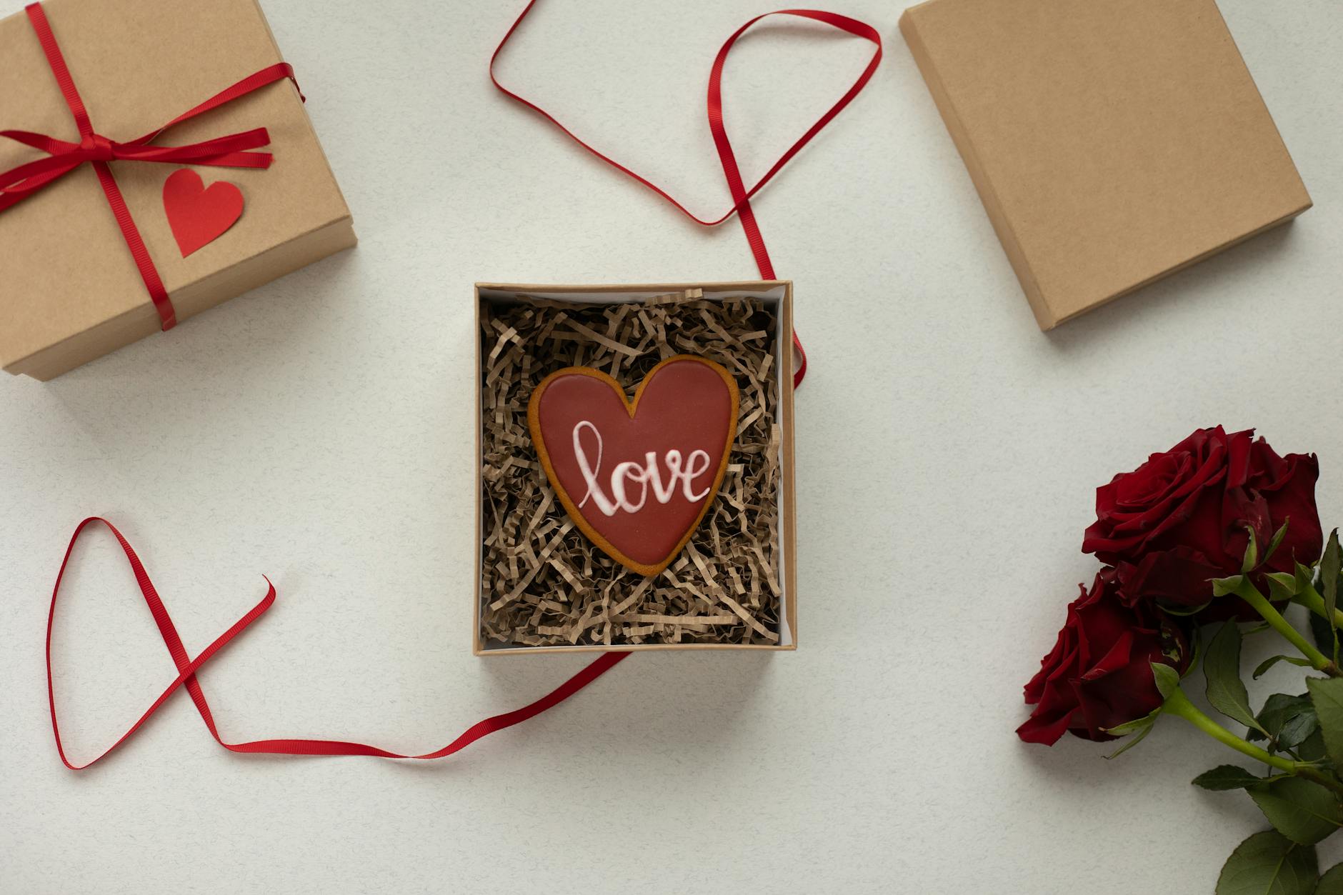 boite imprimee coeur marron et blanc sur ruban rouge et blanc