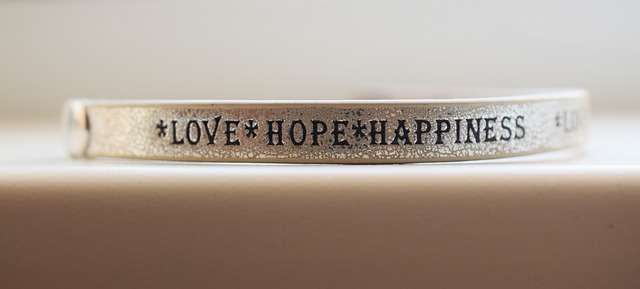 bracelet personnalise avec un message pour accompagner le cadeau