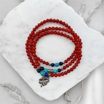 bracelet-plusieurs-rangs-cornaline-et-trefle-a-4-feuilles