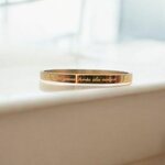 jonc-ferme-femme-bracelet-personnalise-loin-des-yeux-pres-du-coeur