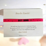 cadeau-qui-symbolise-l-amitie-bracelet-personnalise-fushia