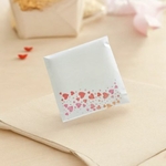 pochette-cadeau-coeurs-pour-premier-cadeau-pour-une-femme