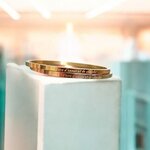 idee-de-cadeau-pour-anniversaire-femme-bracelet-personnalise-vivre-d-amour-et-de-chocolat