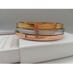 cadeau-saint-valentin-a-distance-bracelet-personnalise-dans-un-ecrin-avec-des-mots-d-amour