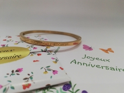 cadeaux-fillette-bracelets-personnalises-avec-des-messages-affectueux