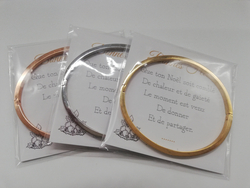 cadeaux-femme-noel-bracelets-personnalises-avec-des-voeux-pour-les-fetes