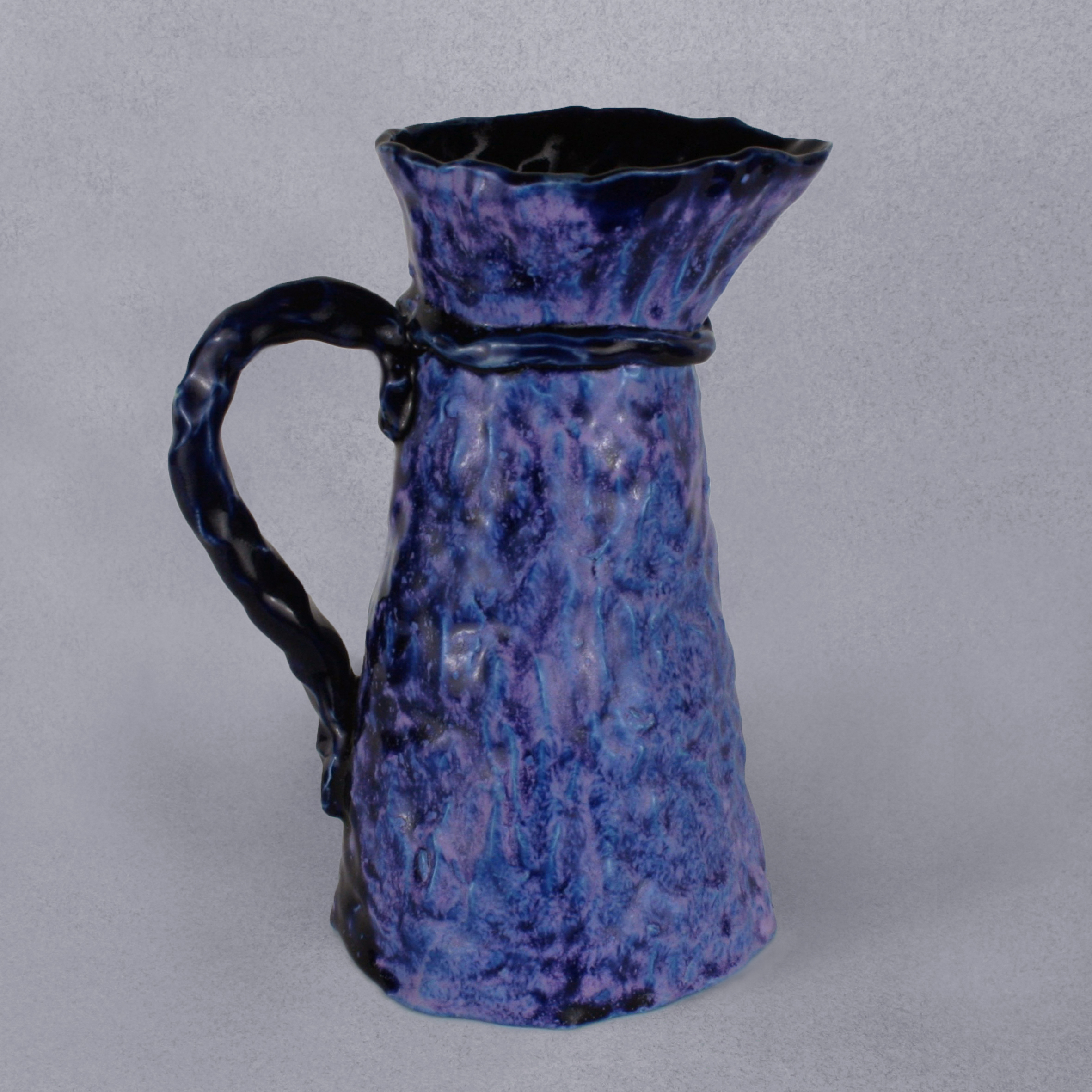 Vase pichet indigo-violet en grès modelé 50cl/H21cm