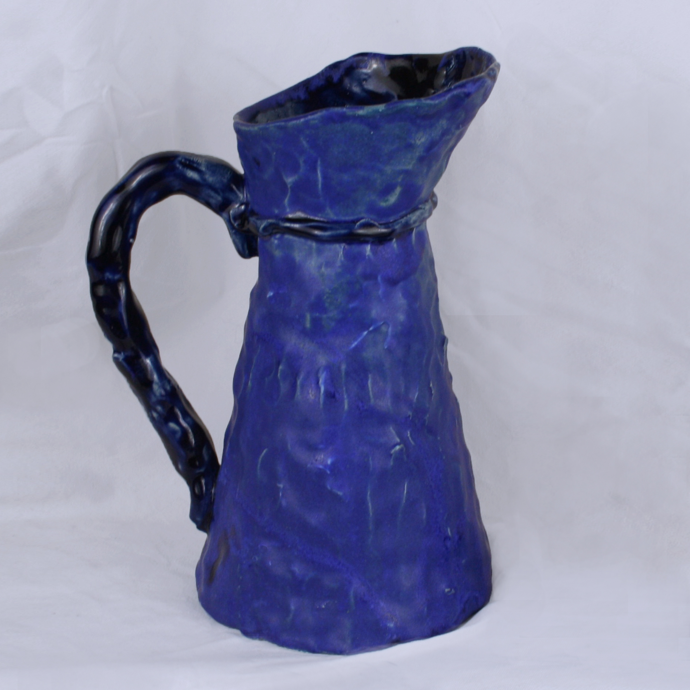 Vase pichet bleu puissant en grès modelé 50cl/H21cm