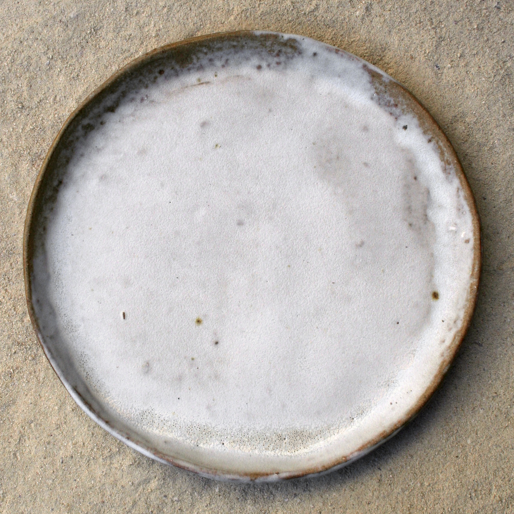 Assiette modelée en grès recolté D25cm