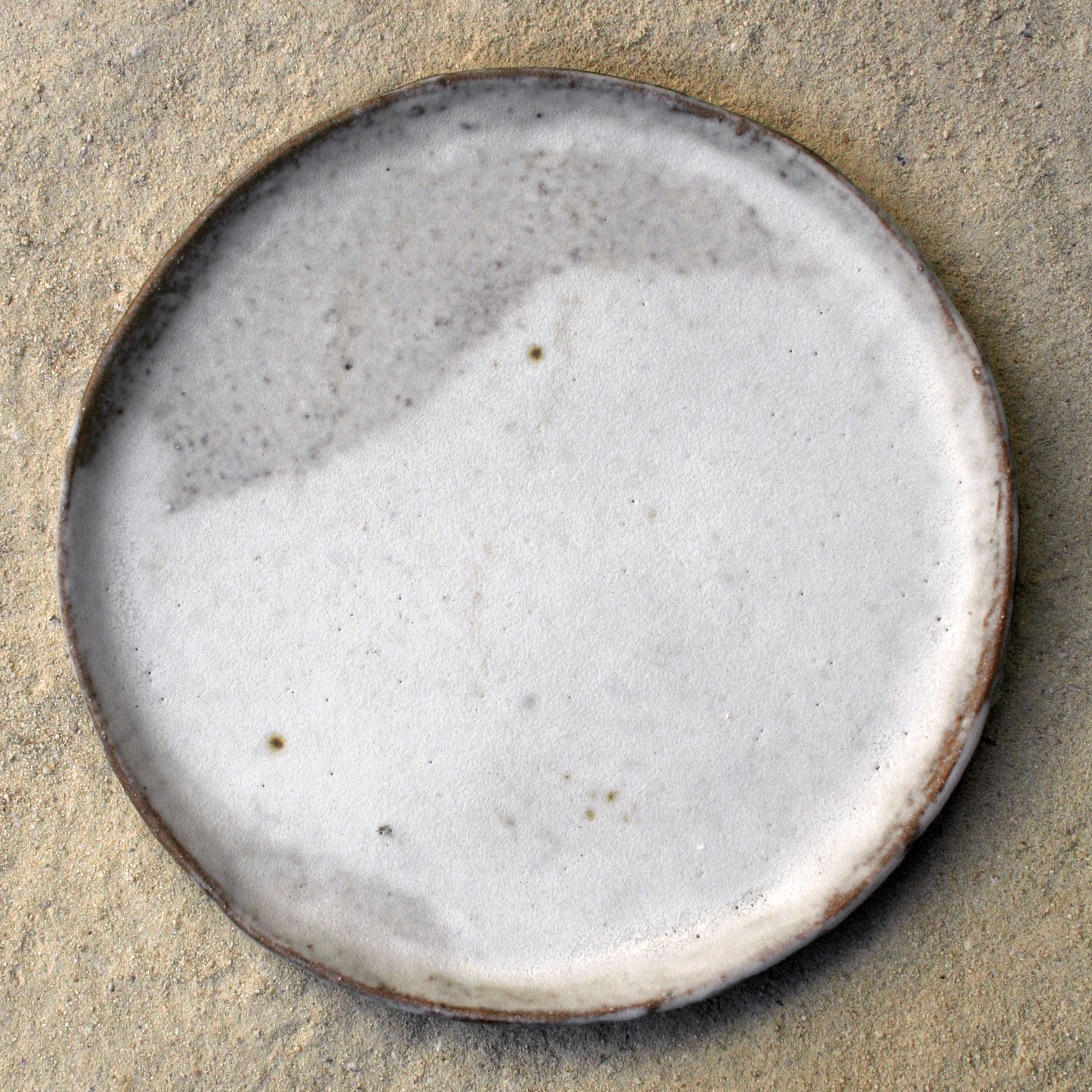 Assiette modelée en grès recolté D25cm