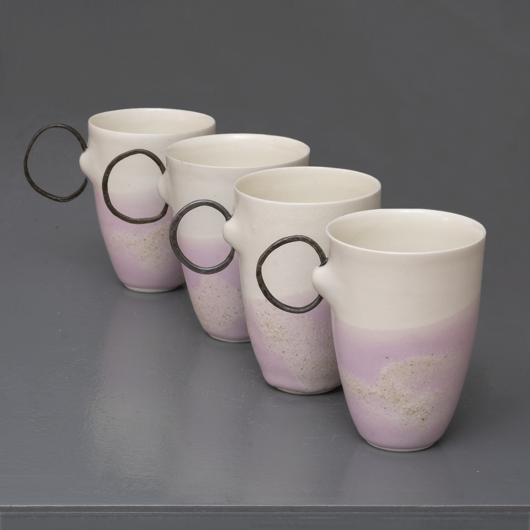 manamu-marjolaine-bosch-mug-porcelaine-kudo-matto-acier-forge