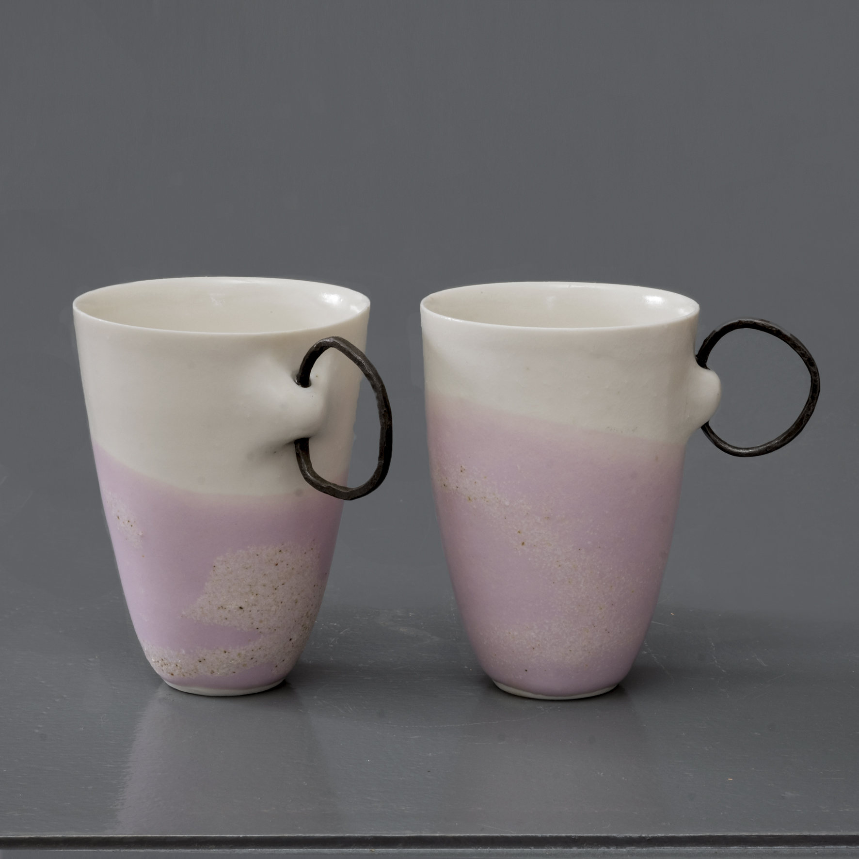 manamu-marjolaine-bosch-mug-porcelaine-kudo-matto-acier-forge