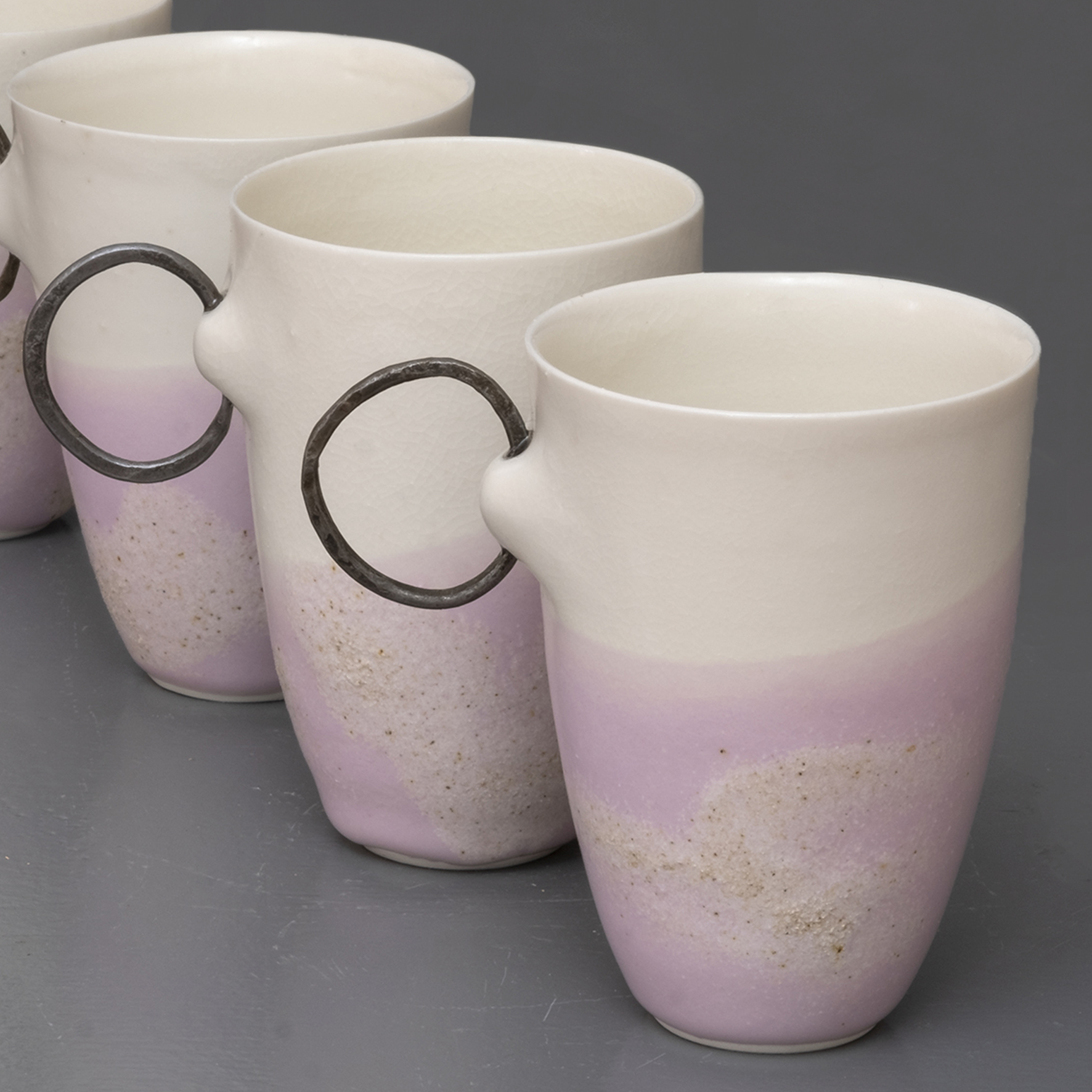 manamu-marjolaine-bosch-mug-porcelaine-kudo-matto-acier-forge