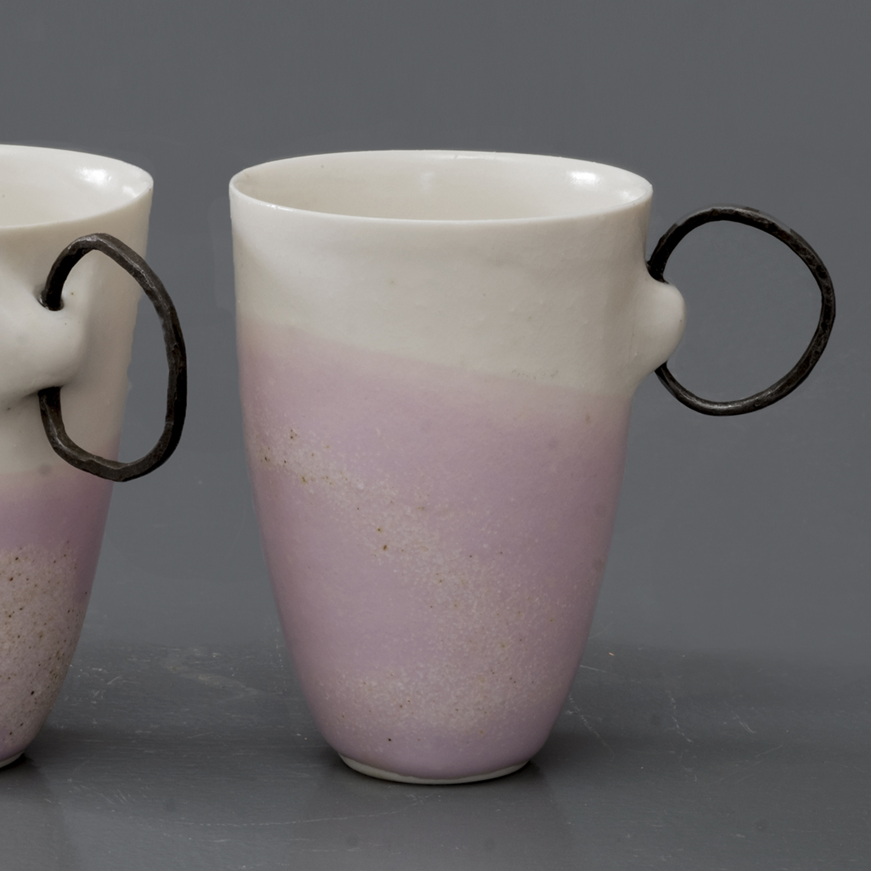 manamu-marjolaine-bosch-mug-porcelaine-kudo-matto-acier-forge