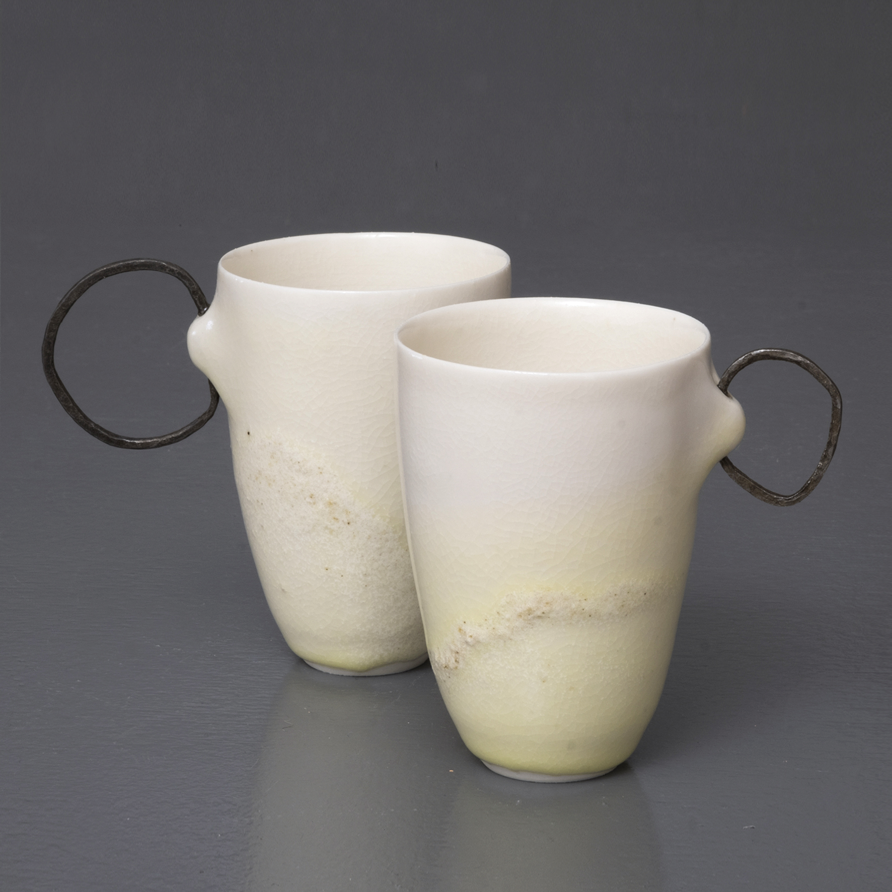 manamu-marjolaine-bosch-mug-porcelaine-kudo-matto-acier-forge