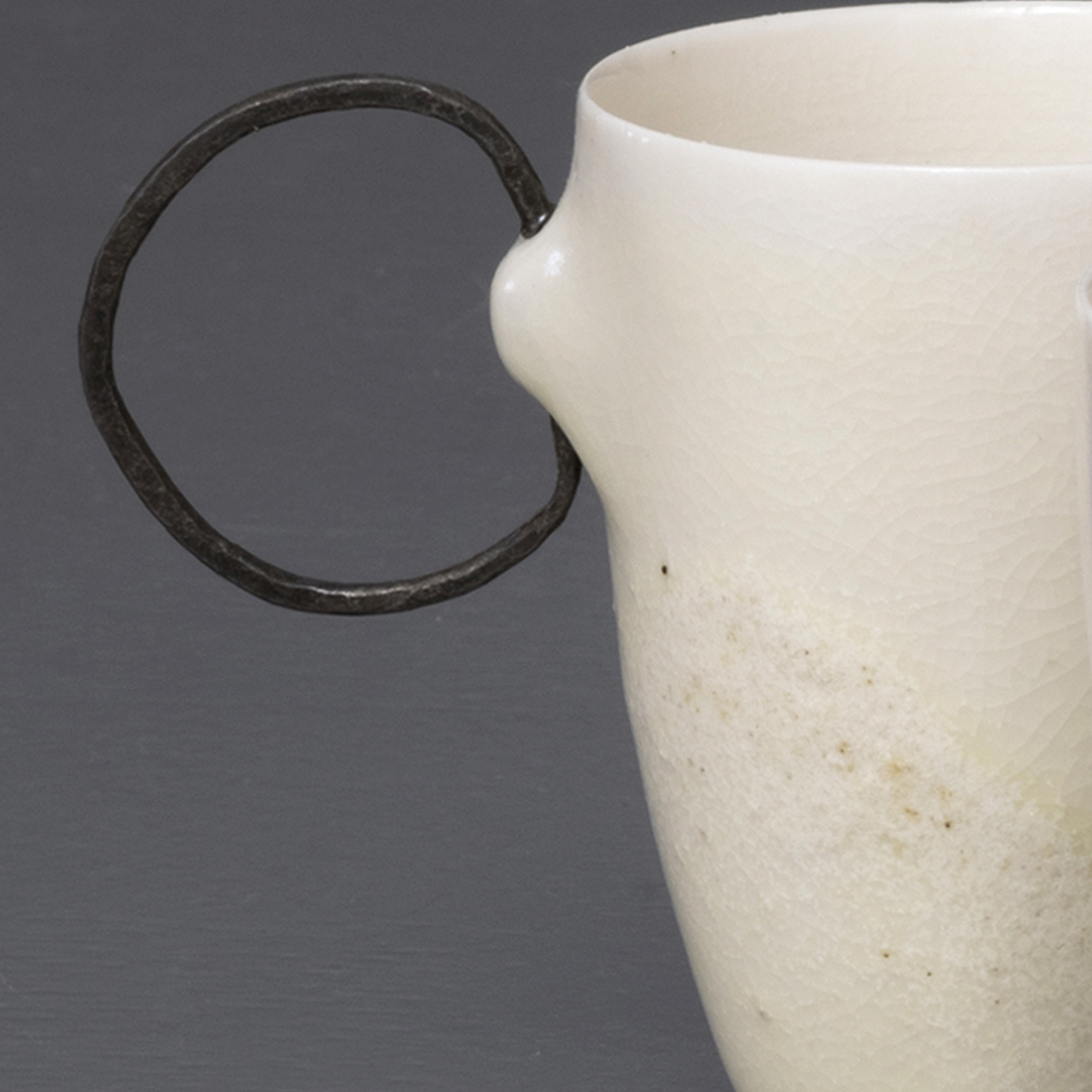 manamu-marjolaine-bosch-mug-porcelaine-kudo-matto-acier-forge