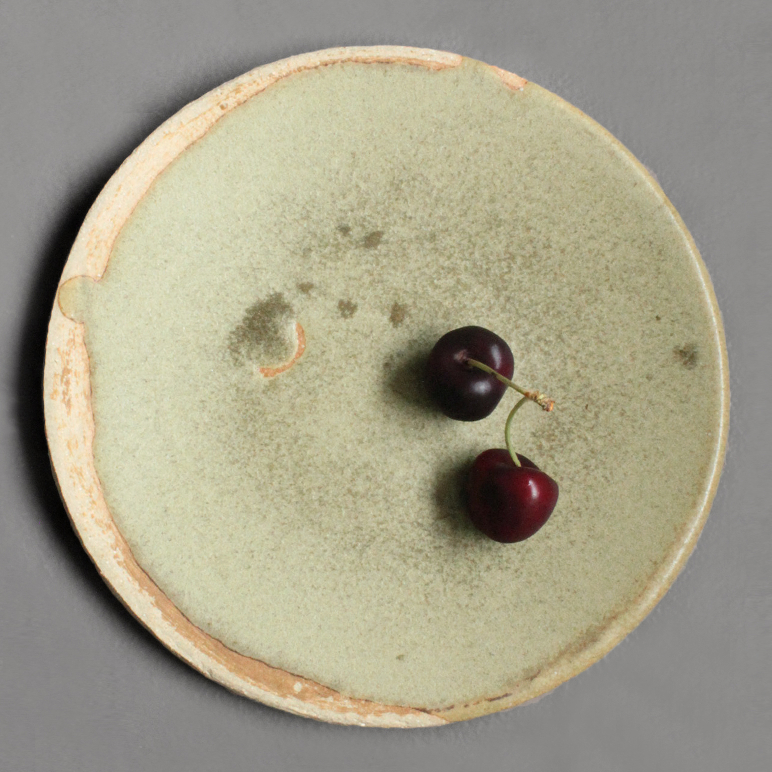 Livia Vesperini assiette estampée en grès