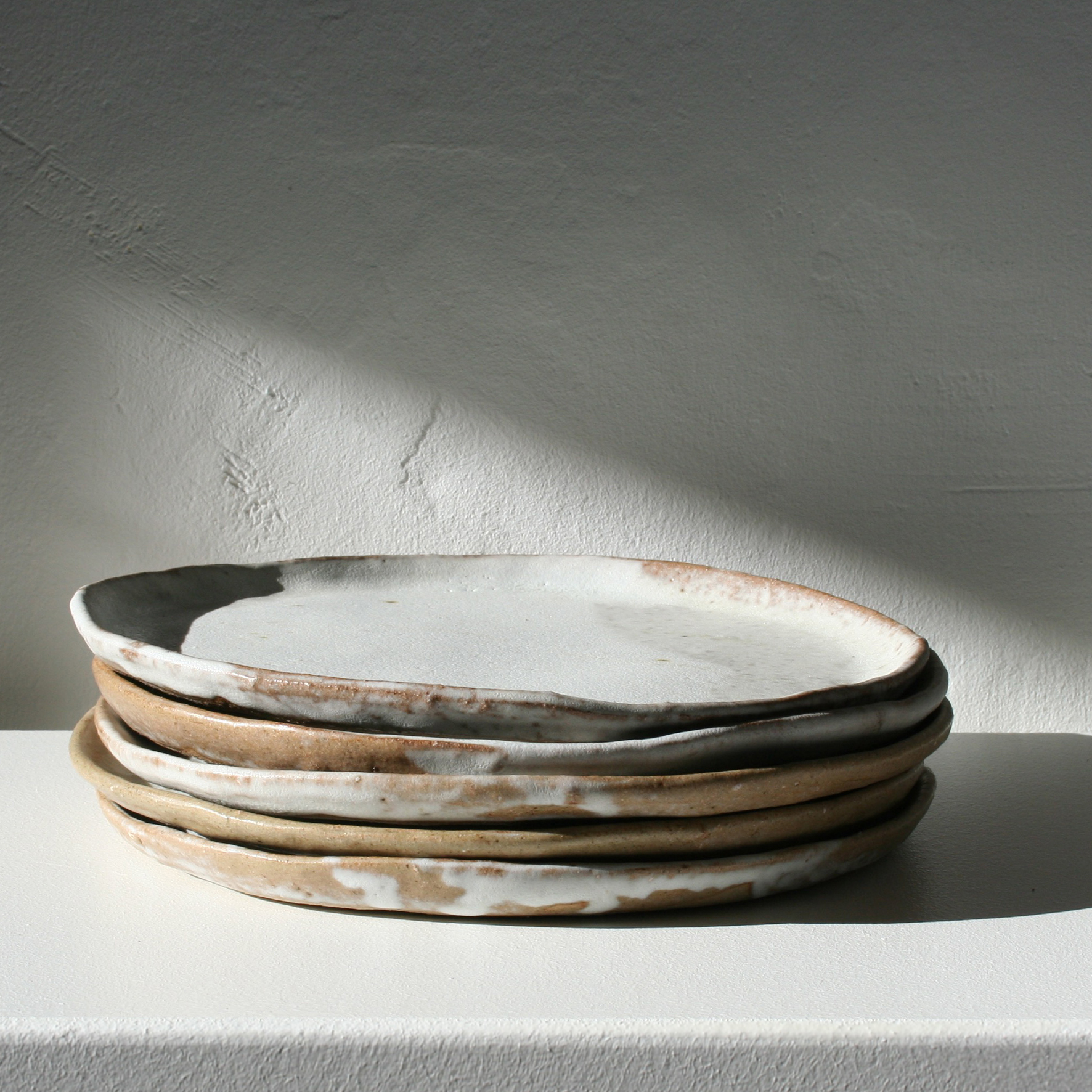Assiettes modelées en grès recolté D25cm