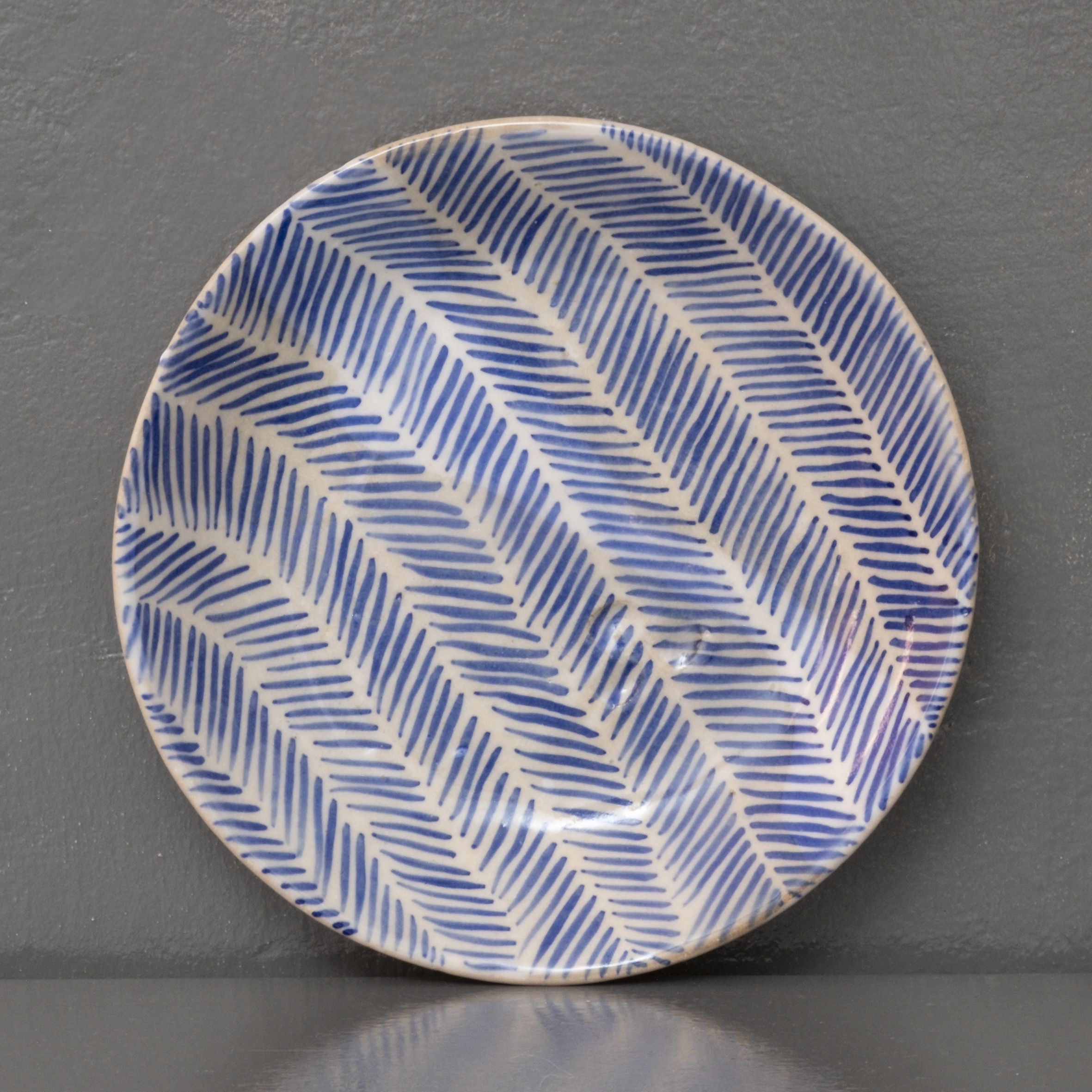 assiette bleu jour en grès à décor