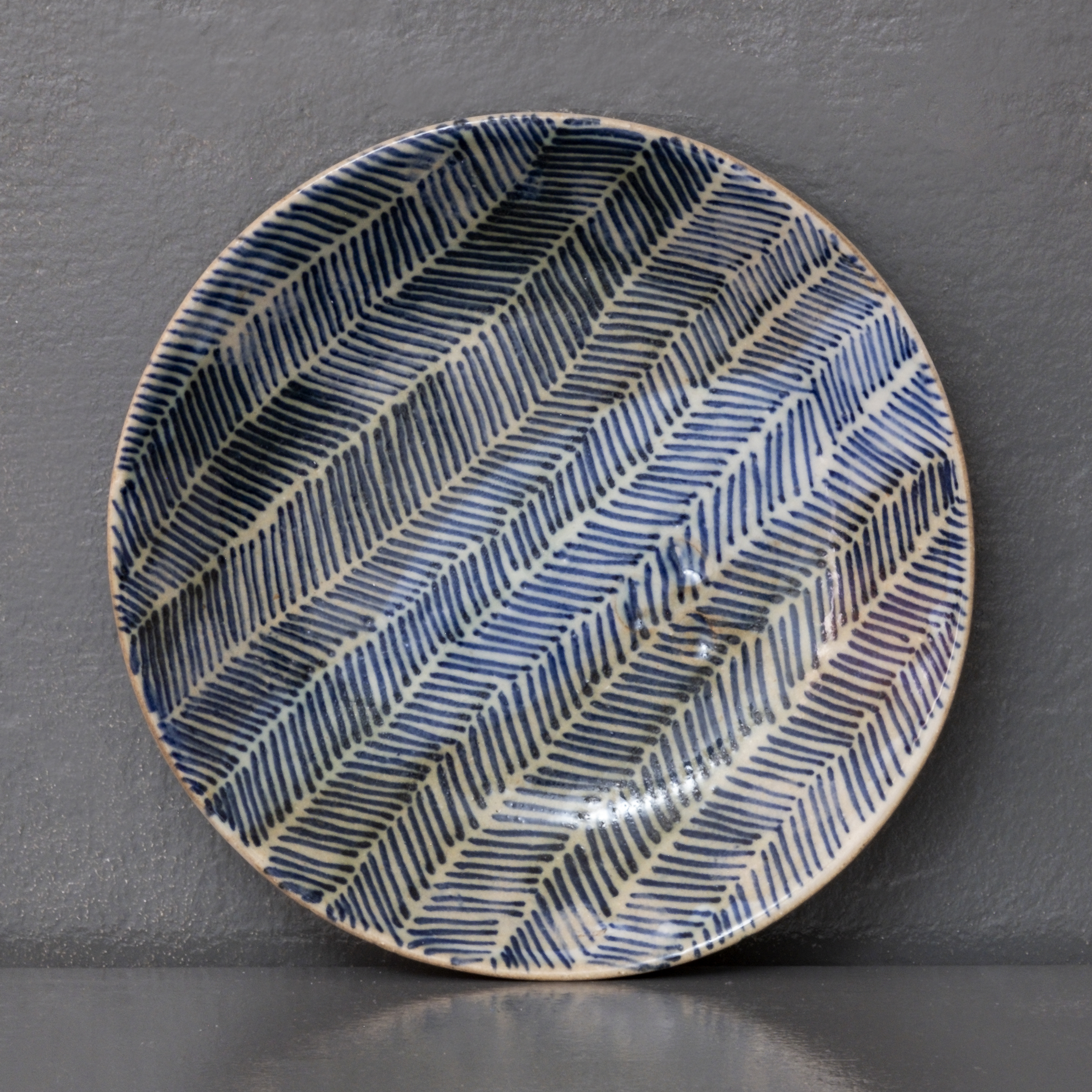 assiette bleu jour en grès à décor