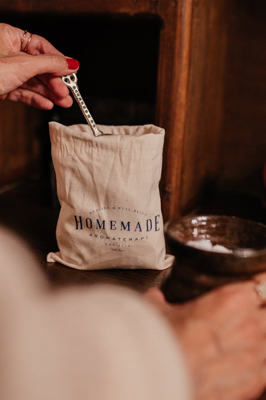 Femme Fabriquant Un Produit Artisanal