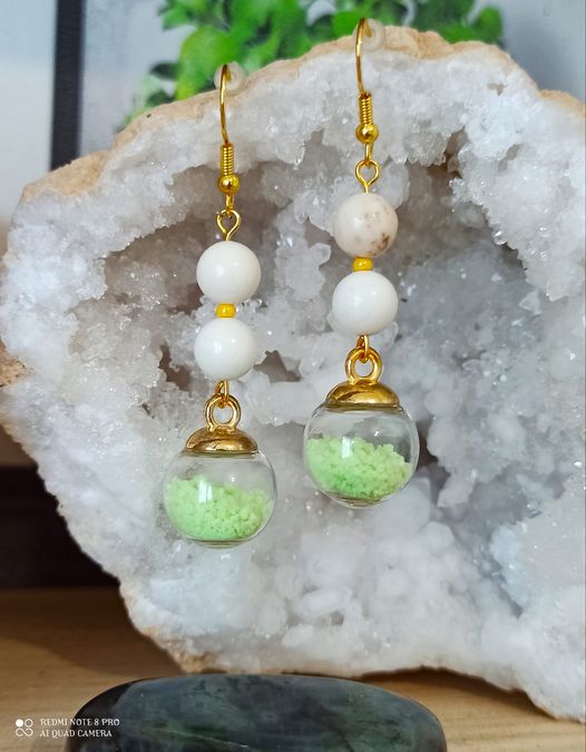 Boucles d\'oreilles en boule de vert pale et fluorescentes