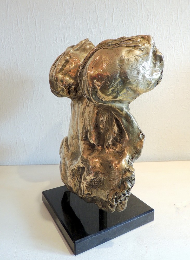8-c Ferrando Feminité -bronze poli 55x40x20  vue côté gauche-sur marbre 21 x 19 x 3-13,5kg