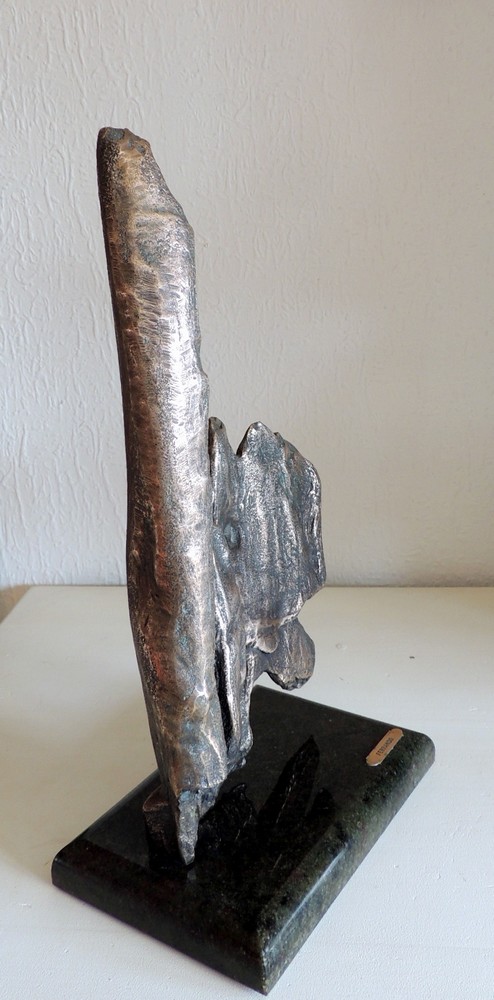12-b-Ferrando Fragment  II  45 X 25 X 08 bronze patiné légerement en gris sur marbre couleur vert bronze 22x15x3 vue côté droit