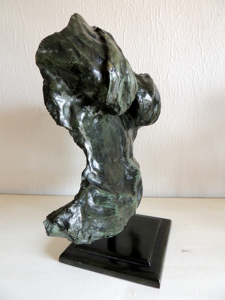 5-b- Ferrando-Mémoire de Femme bronze patine  45x35x20 -Vue côté droit   8,8kg