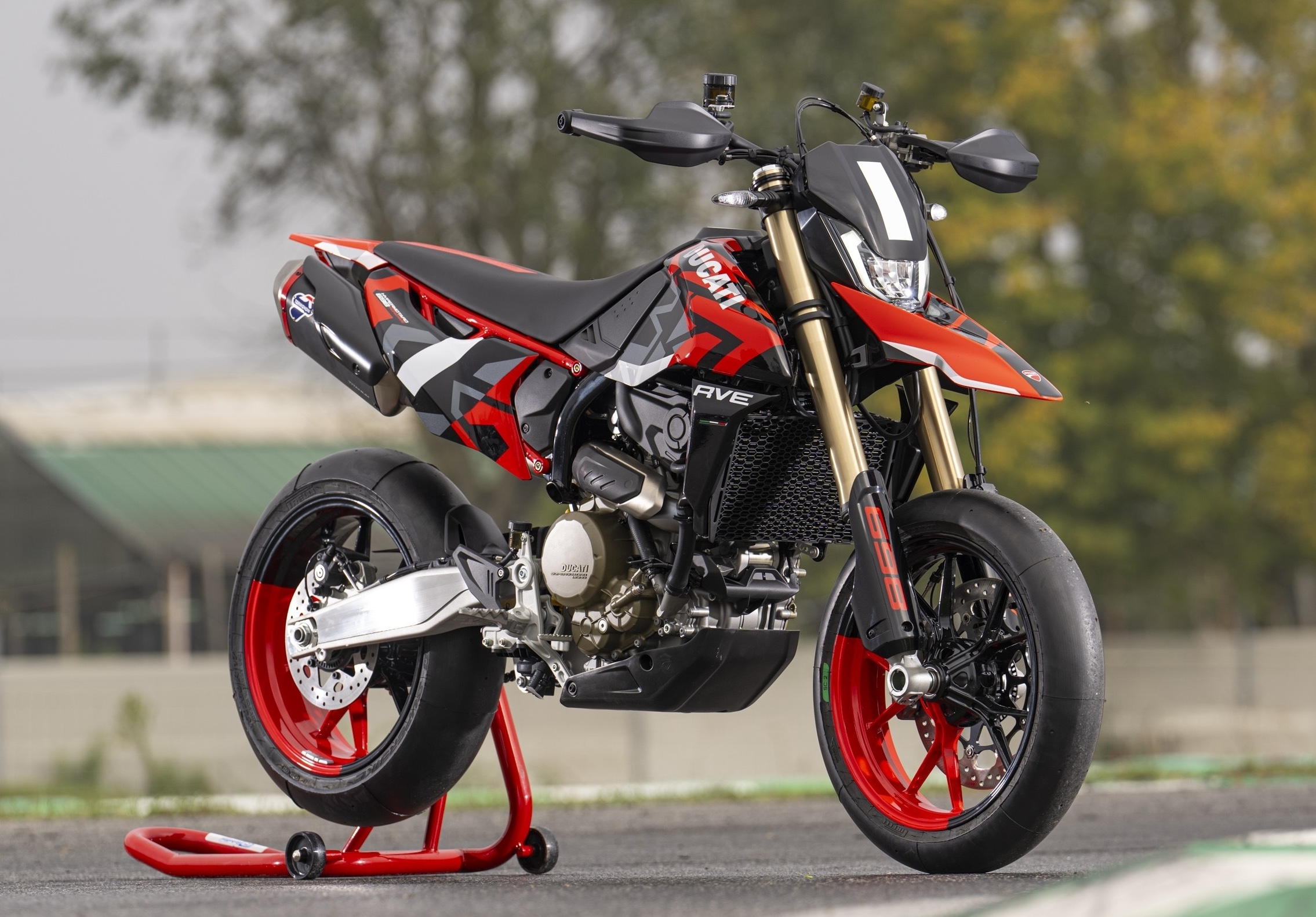 s0 la ducati hypermotard 698 mono designee plus belle moto du salon de milan 779592