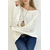 pull-blanc-ample-col-v-effet-maille-avec-collier-style-boheme-chic