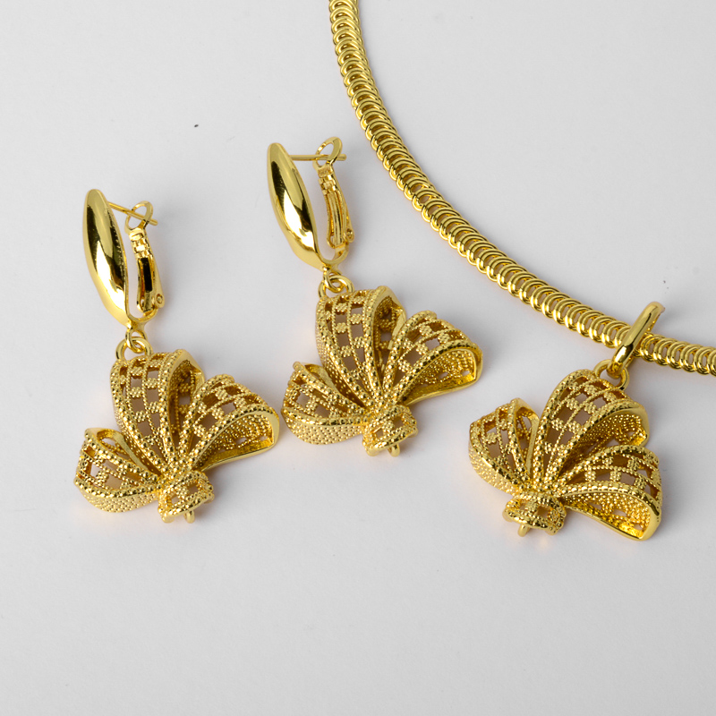 Parure bijoux en Or - Ensemble boucles d'oreilles + collier, plaqué en Or  24 carats.
