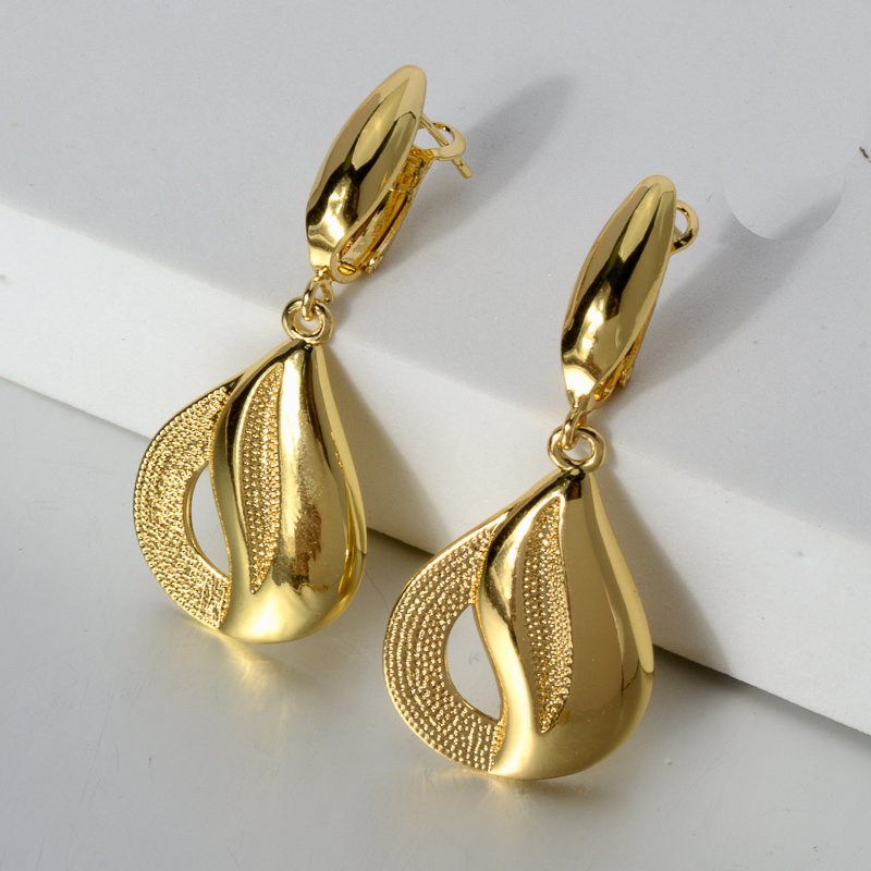 Parure bijoux femme en Or - Ensemble boucles d\'oreilles + collier, plaqué en Or 24 carats.