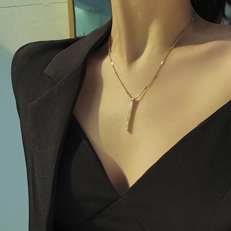 Collier tendance avec pendentif long, en acier inoxydable, pour femme.