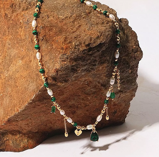 Collier femme, en Or 14 carats, pierre de Malachite verte, Perles d\'Eau Douce.
