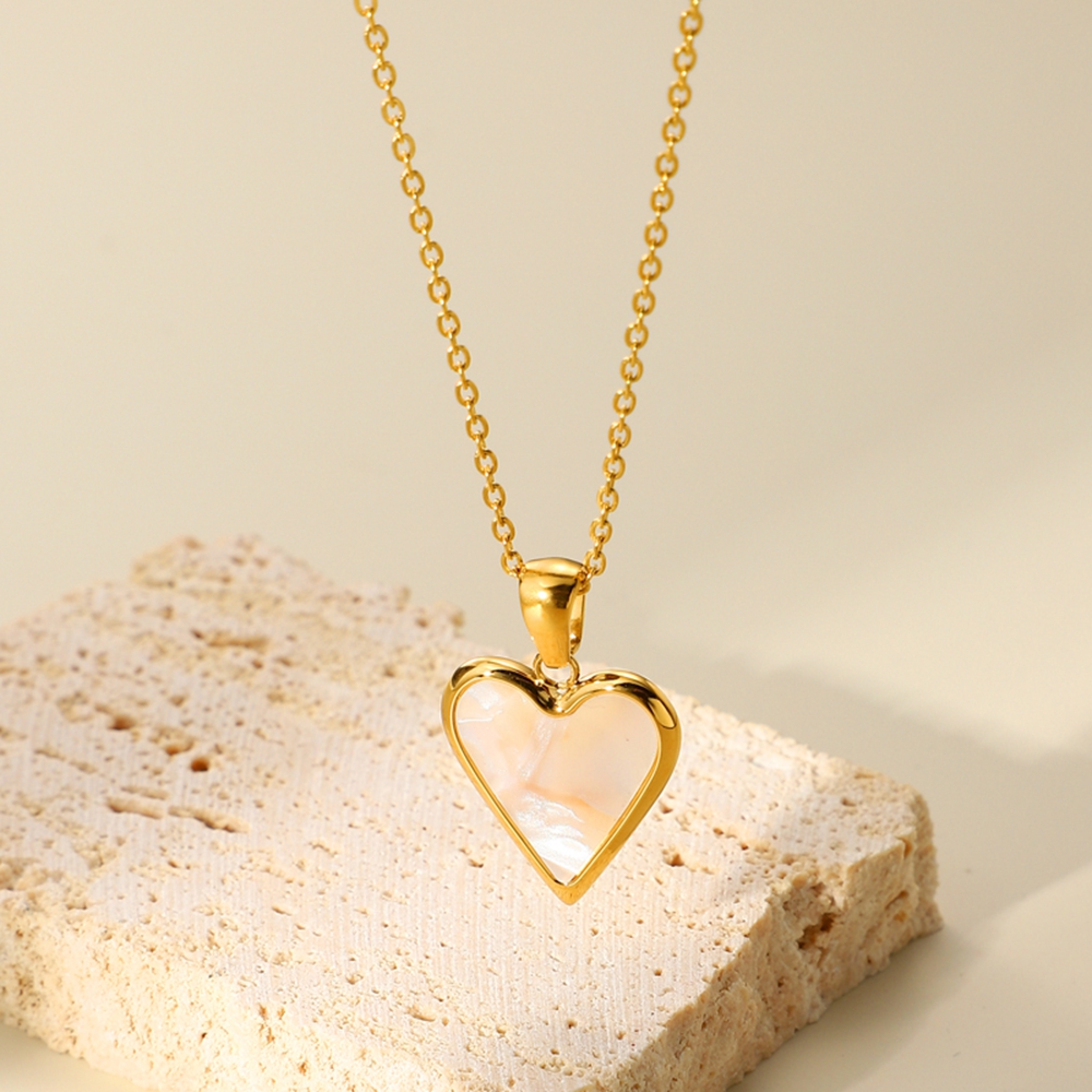 Collier romantique avec pendentif en forme de cœur, en acier inoxydable doré.