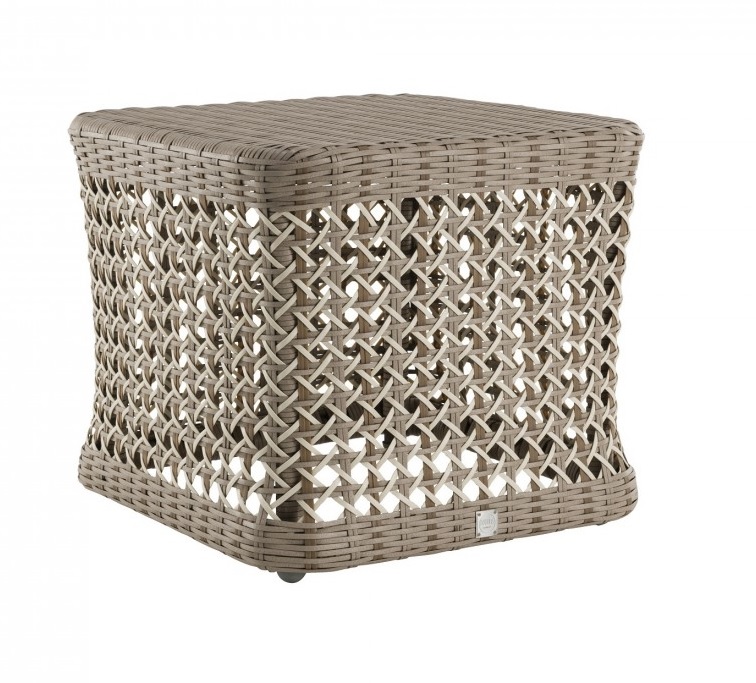 table_basse_carre_en_resine