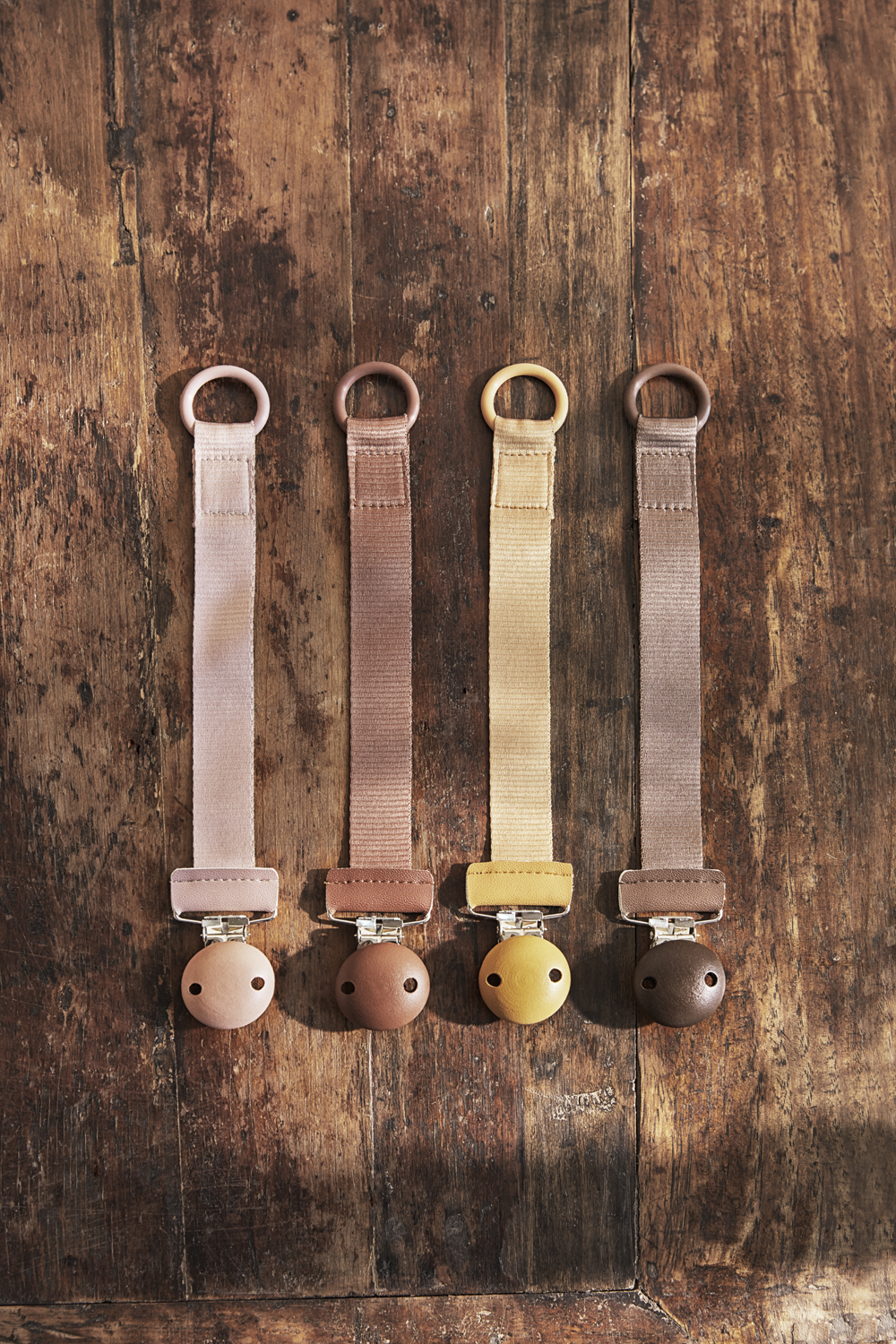 pacifier-clips-wood-elodie-details-SS20-lifestyle