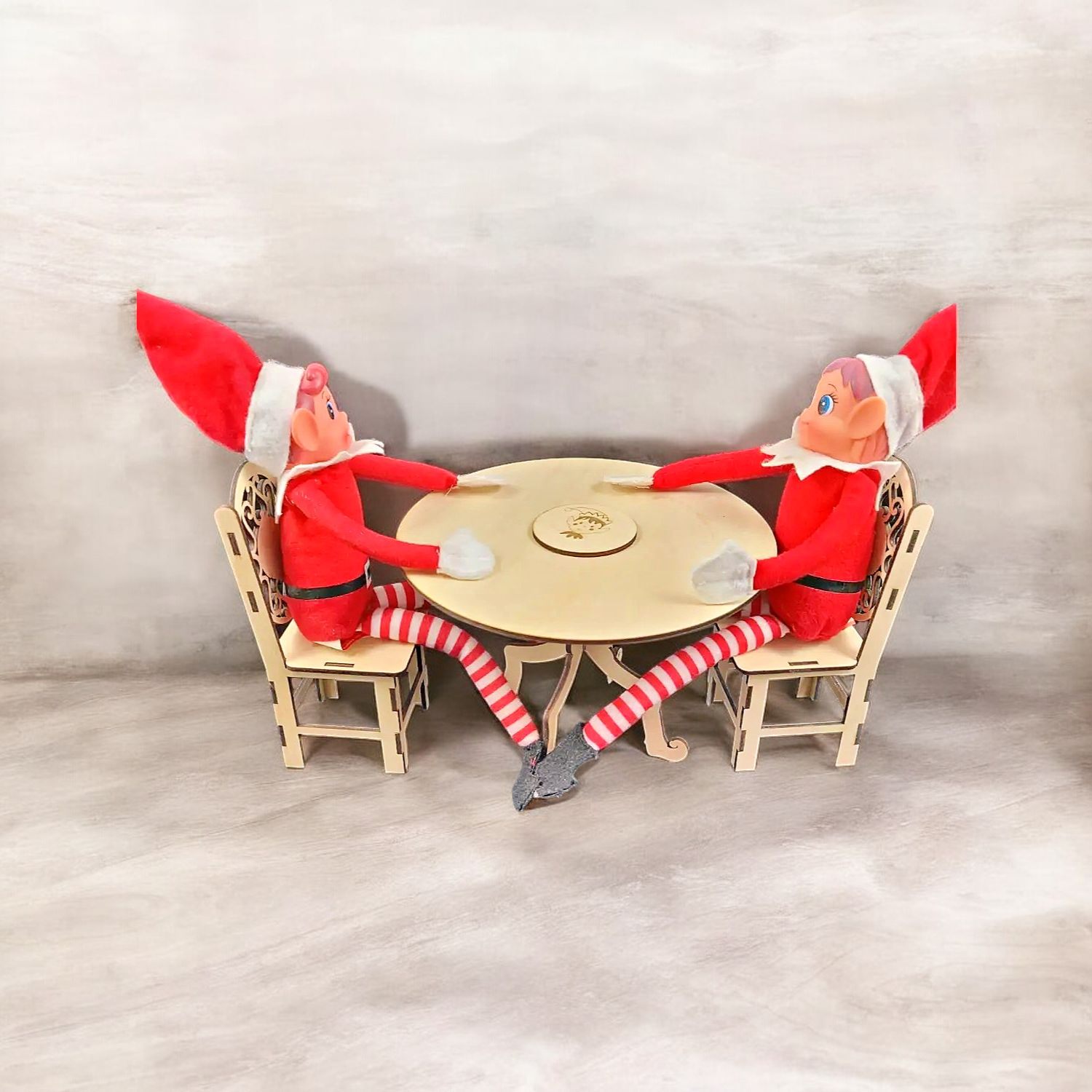 Table en Bois pour Lutins Farceurs