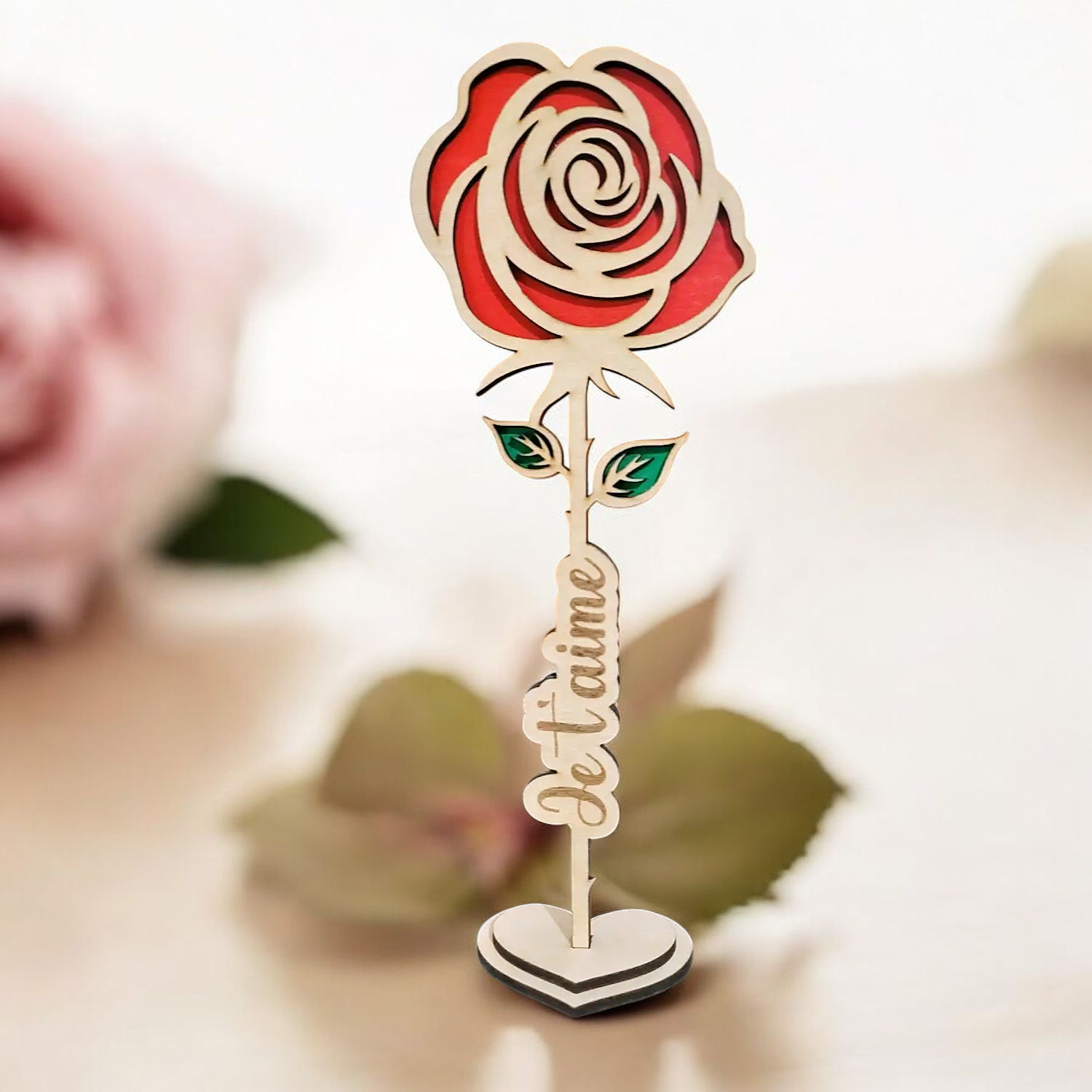 Rose sur socle en bois