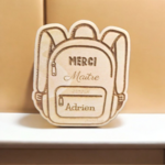 Magnet en Bois Gravé Sac à Dos