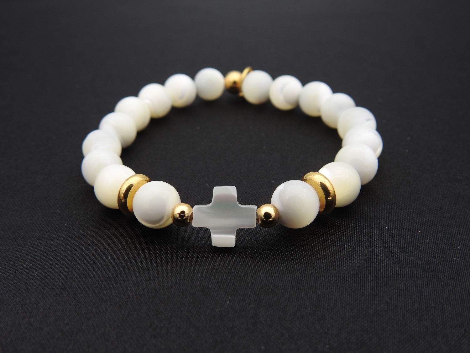 Bracelet BLANCA en pierres fines nacre blanche et perles dorées by Mom’Zelle MMC064